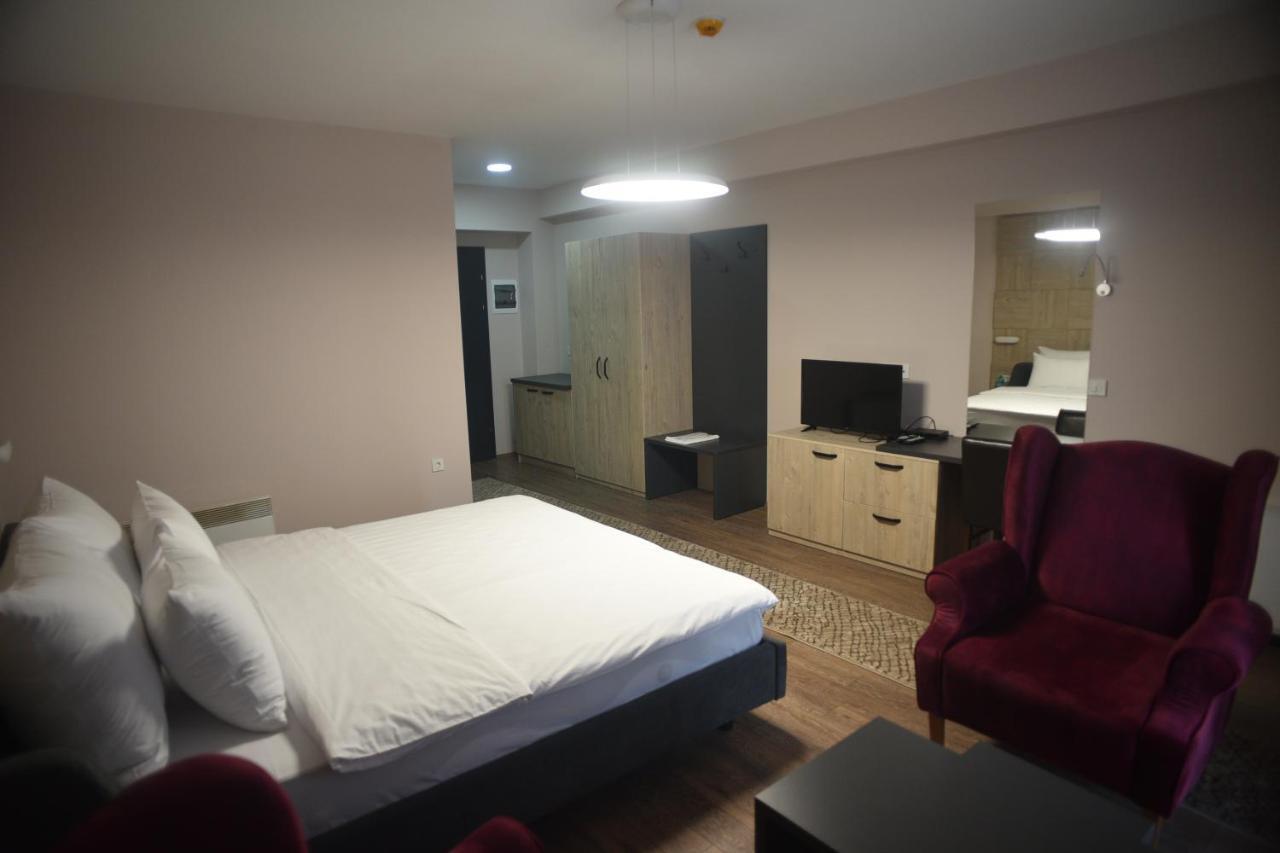 Villa Eleni Apartments Скопье Экстерьер фото